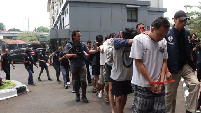 Polres Metro Jakarta Barat menangkap 19 orang yang diduga terlibat dalam tawuran antarkelompok di Jalan Salman, Kebon Jeruk, Jakarta Barat, yang mengakibatkan satu orang meninggal dunia pada Senin (26/10/2026) dini hari.
