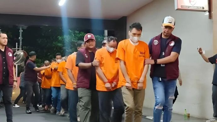 Petugas Dittipidnarkoba Bareskrim Polri menggiring 10 tersangka kasus laboratorium narkoba (clandestine laboratory) di Kabupaten Pidie, Aceh, menuju Gedung Bareskrim Polri, Jakarta, Selasa (27/10/2026). 