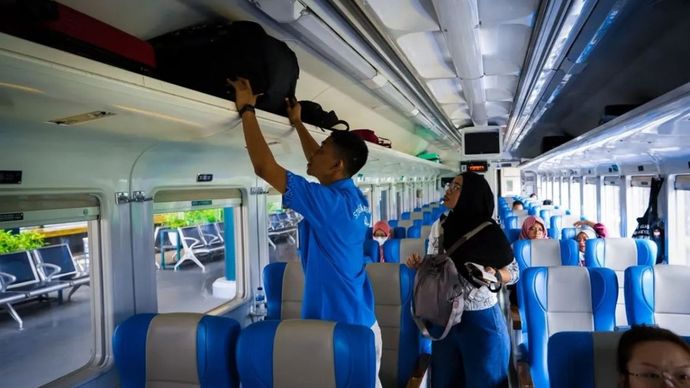 Ilustrasi - Penumpang kereta api. PT Kereta Api Indonesia (Persero) Daerah Operasi 1 Jakarta memastikan perjalanan kereta api jarak jauh dari Stasiun Gambir pada Rabu (28/10/2026) tetap beroperasi normal sesuai jadwal, meskipun ada rencana demonstrasi di sejumlah titik di Jakarta.