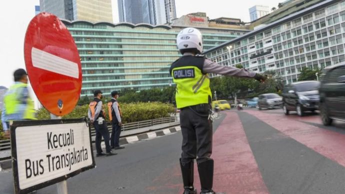 Ilustrasi - Anggota Polisi lalu lintas bersama petugas Dinas Perhubungan DKI Jakarta berjaga di kawasan Bundaran Hotel Indonesia, Jakarta Pusat
