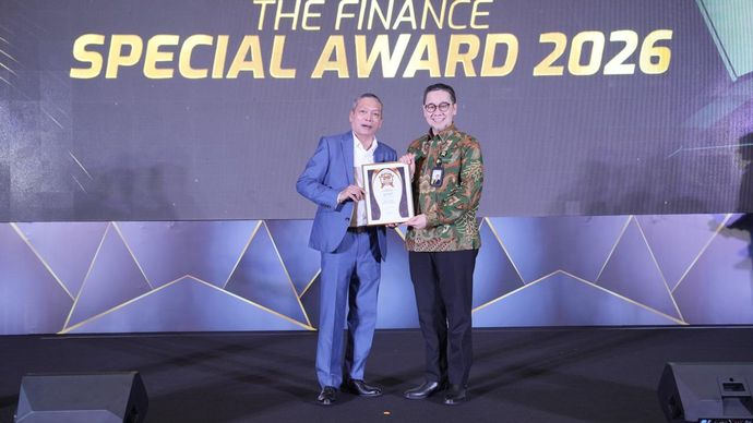 SEVP Transformation Office PT Pegadaian (Persero), Rully Yusuf, menerima secara langsung penghargaan The Finance Special Award 2026 untuk kategori 