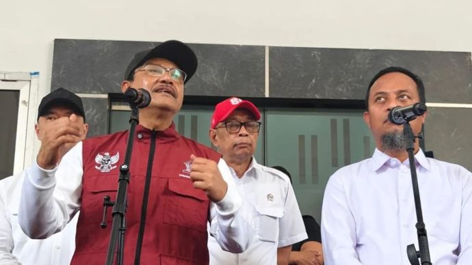 Menteri Sosial Saifullah Yusuf (kiri) dan Gubernur Sulawesi Selatan Andi Sudirman Sulaiman memberikan keterangan pers selepas acara perayaan satu tahun Sekolah Rakyat di GOR Sudiang, Makassar, Sulawesi Selatan, Rabu (28/10/2026)