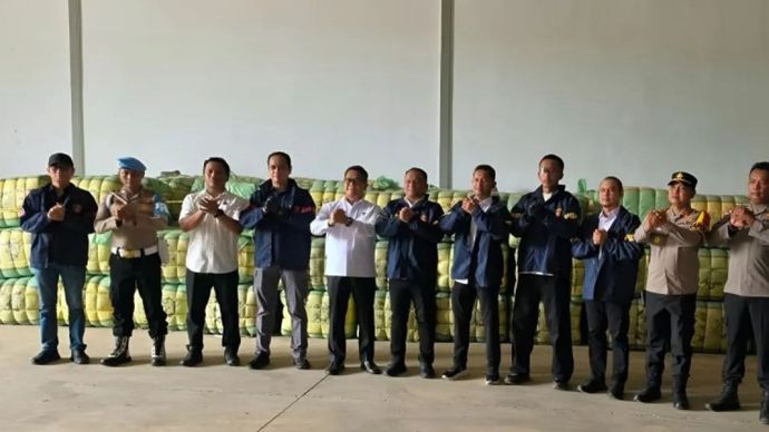 Jajaran Direktorat Tindak Pidana Ekonomi Khusus (Dittipideksus) Bareskrim Polri berfoto di depan ribuan balpres dengan taksiran nilai mencapai Rp15 miliar di Subang, Jawa Barat, Rabu (28/10/2026).