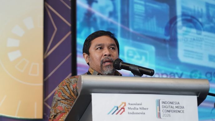 Menteri Ekonomi Kreatif/Kepala Badan Ekonomi Kreatif RI, Teuku Riefky Harsya, saat memberikan paparan dalam pembukaan Indonesia Digital Media Conference (IDMC) 2026 yang diselenggarakan oleh Asosiasi Media Siber Indonesia (AMSI) di Ballroom Shangri-La Hotel Surabaya, Rabu (28/10/2026).