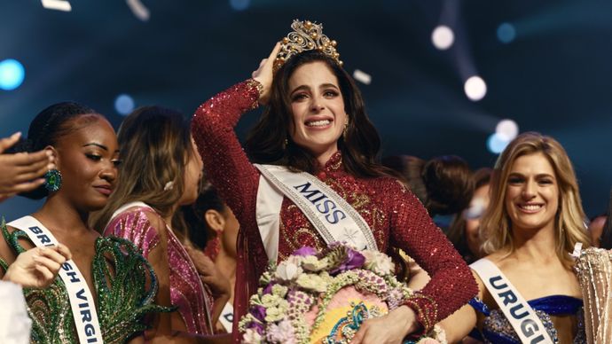 Miss Universe 2025 adalah F&aacute;tima Bosch Fern&aacute;ndez dari Meksiko,.