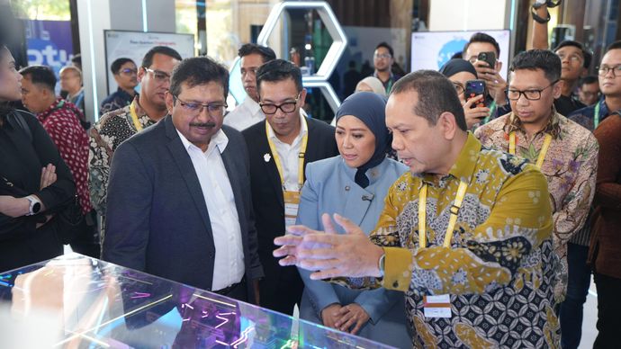 Menteri Komunikasi dan Digital RI Meutya Hafid bersama jajaran manajemen PT Telkom Indonesia (Persero) Tbk berfoto bersama di depan booth pameran TelkomGroup dalam ajang Bali Tech Week 2026.