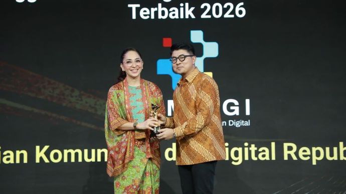 Anggota Dewan Pengawas Bakti Komdigi Virgie Baker menerima penghargaan Nusantara Award 2026 Katgeori Penggerak Perlindungan Anak Digital yang diserahkan Pemimpin Redaksi Nusantara TV Abraham Silaban/Foto: Toga Ibnu Pratama 