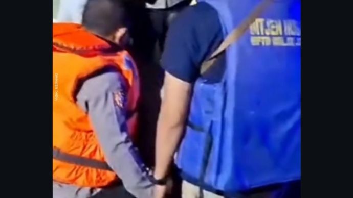Upaya evakuasi pria yang tewas tersambar petir di Waduk Cirata. 
