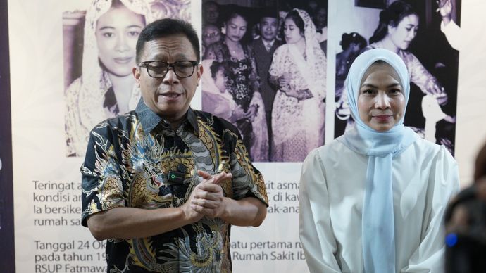 Direktur Utama BPJS Ketenagakerjaan Saiful Hidayat bersama Bupati Serang Ratu Rachmatuzakiyah memberikan keterangan pers usai mengunjungi pengemudi ojek online korban kecelakaan di RSUP Fatmawati, Jakarta, Rabu (28/10).