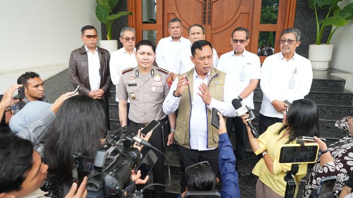 Direktur Utama Perum BULOG, Letjen TNI (Purn.) Dr. Ahmad Rizal Ramdhani, didampingi jajaran internal dan aparat penegak hukum, memberikan keterangan pers terkait langkah tegas penertiban penyaluran beras SPHP di Jakarta, Rabu (29/10/2026).