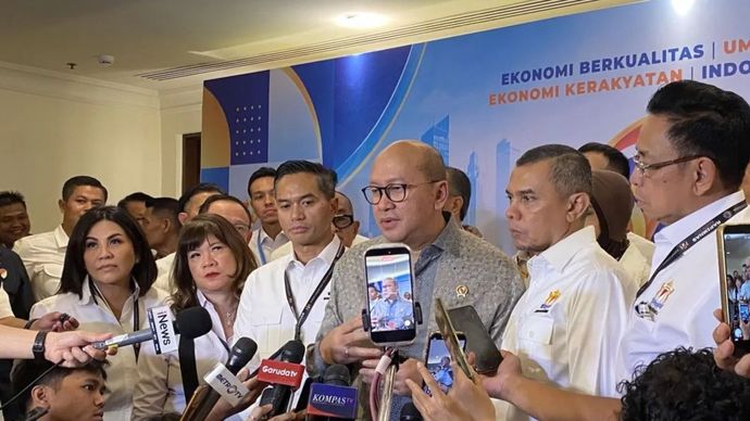 Menteri Investasi dan Hilirisasi/Kepala BKPM Rosan Roeslani (tengah) memberikan keterangan pers di Jakarta, Kamis (29/10/2026).