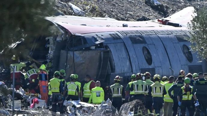 Petugas layanan darurat melakukan evakuasi korban di lokasi kecelakaan kereta yang melibatkan kereta berkecepatan tinggi Renfe AVE dan kereta Iryo di Madrid, Provinsi Toledo, Spanyol, Rabu (28/10/2026).