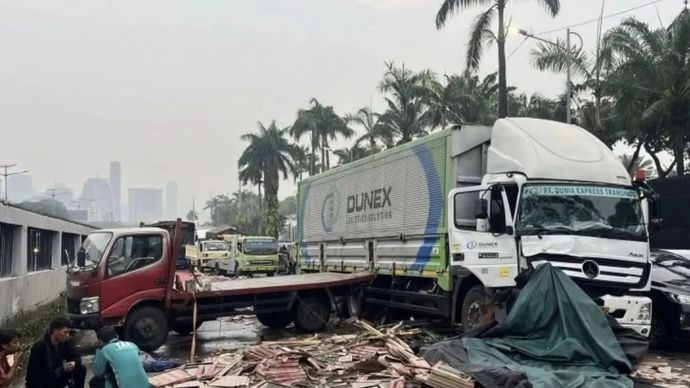 Satu unit truk tronton menabrak bagian belakang truk ringan (light truck) yang sedang berhenti akibat patah as roda di Jalan Gatot Subroto arah barat, tepatnya di depan Gedung DPR/MPR, Jakarta Selatan, Kamis (29/10/2026). 