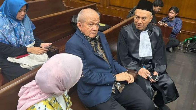 Wakil Ketua Umum Majelis Ulama Indonesia (Waketum) MUI Anwar Abbas (kedua kanan) saat menunggu sidang pemeriksaan saksi kasus dugaan korupsi kuota haji, di Pengadilan Tipikor pada PN Jakpus, Kamis (29/10/2026).