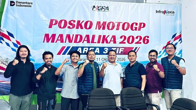 Tim InfraNexia melakukan pengecekan dan memastikan kesiapan infrastruktur jaringan di kawasan Sirkuit Mandalika untuk mendukung penyelenggaraan MotoGP Mandalika 2026 (8/10).