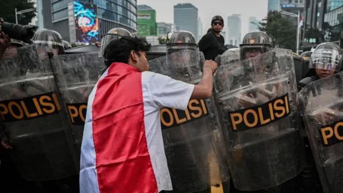 mahasiswa ikut aksi unjuk rasa