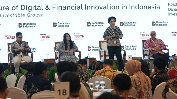 Direktur Enterprise &amp; Business Service Telkom Veranita Yosephine saat menyampaikan paparan dalam sesi panel &ldquo;The Future of AI in Indonesia&rdquo; pada rangkaian Road to Danantara Technology Innovation Investment Forum (DTIIF) 2026 di Auditorium Wisma Danantara Indonesia, Jakarta, Kamis (8/10).