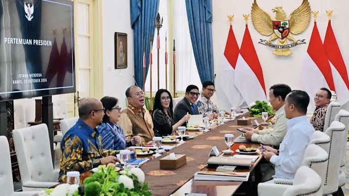 Presiden Prabowo Subianto menerima Tim Gabungan Perumus Undang-Undang Satu Data Indonesia di Istana Kepresidenan, Jakarta