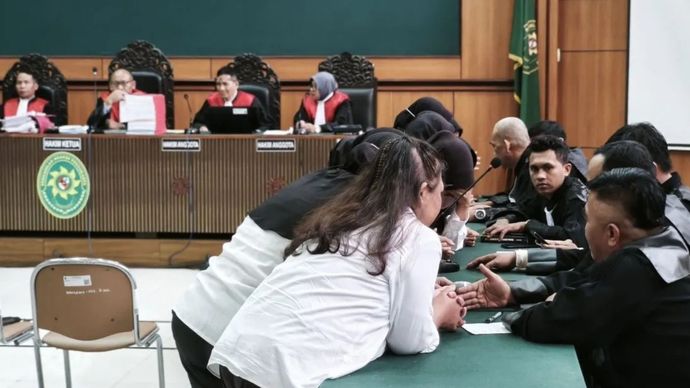 Para terdakwa kasus Day Care Little Aresha berkonsultasi dengan penasihat hukum setelah majelis hakim membacakan putusan di Pengadilan Negeri Yogyakarta, Daerah Istimewa Yogyakarta, Rabu (28/10/2026)