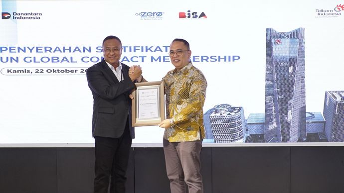 Direktur Utama PT Telkom Indonesia (Persero) Tbk, Nanang Hendarno, menerima sertifikat keanggotaan United Nations Global Compact (UNGC) yang diserahkan dalam acara resmi di Jakarta, Kamis (22/10).