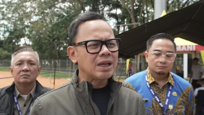 Wakil Menteri Dalam Negeri Bima Arya Sugiarto saat memberikan keterangan di Kampus IPDN Jatinangor, Sumedang, Jawa Barat, pada Jumat, 30 Oktober 2026.