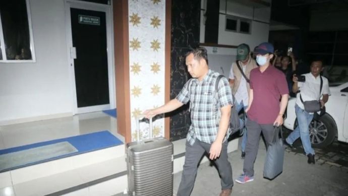 Anggota KPK membawa koper dan barang lainnya menuju mobil usai melakukan penggeledahan di kantor KPPBC Tipe Madya Kudus, Jawa Tengah, Rabu (28/10/2026). 
