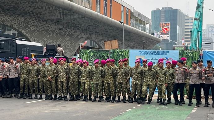 Anggota TNI saat mengamankan unjuk rasa di Bundaran Hotel Indonesia (HI). 