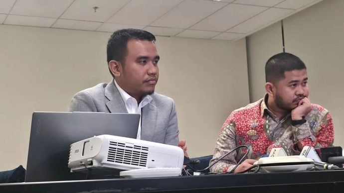 Kuasa hukum Gibran Rakabuming Raka, Adil Suparta Akbar (kiri) dan Mochamad Ridha Afisena saat memberikan keterangan kepada wartawan di Jakarta, Kamis (29/10/2026) 