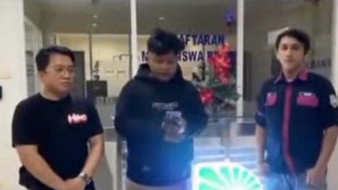 Pria Berjas Almamater Undira yang Viral di Bundaran HI Ngaku Dibayar
