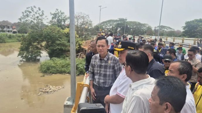 Menteri Koordinator Bidang Infrastruktur dan Pembangunan Kewilayahan Agus Harimurti Yudhoyono meninjau konstruksi hasil pembangunan ulang Jembatan Kemang Pratama di Kecamatan Rawalumbu, Kota Bekasi, Jawa Barat, Jumat, 30 Oktober 2026.
