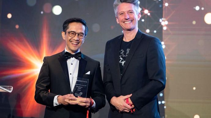 Direktur Human Capital Management Telkom, Willy Saelan, menerima penghargaan SDG Pioneer Award dalam ajang Reuters Events Global Sustainability Awards 2026 di London, Inggris.