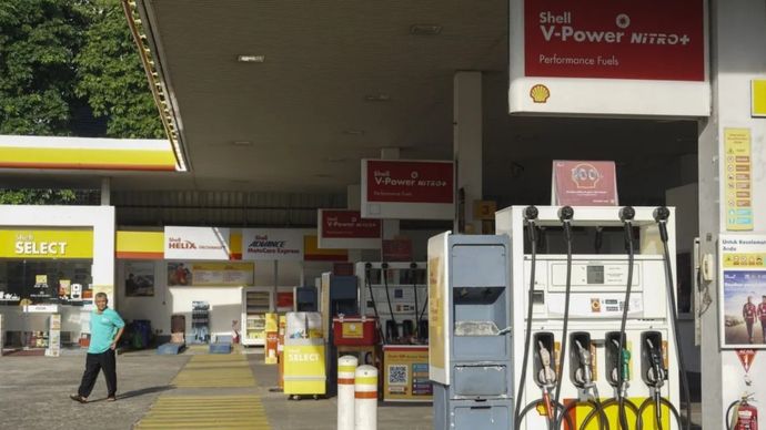 Warga melintas di SPBU Shell di Jalan Gunung Sahari, Jakarta, Minggu, 28 September 2025. PT Shell Indonesia bakal melepas seluruh bisnis stasiun bahan bakar umum (SPBU) kepada perusahaan patungan baru (joint venture) Citadel Pacific Limited dan Sefas Group yang ditargetkan rampung pada 2026.