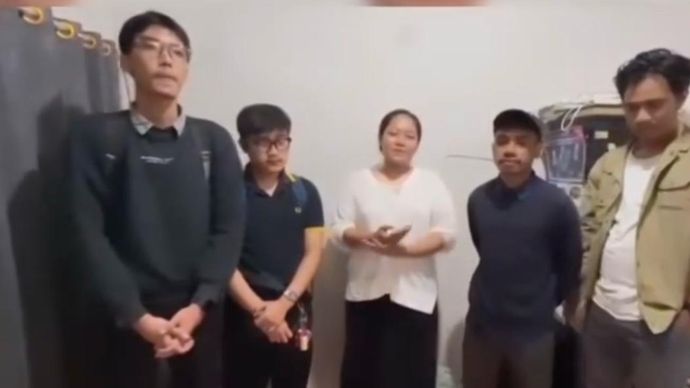 Sosok perempuan bernama Sari buka suara setelah terlihat mengenakan almamater Universitas Bina Sarana Informatika (UBSI) dalam kegiatan Deklarasi Sumpah Pemuda di kawasan Bundaran Hotel Indonesia (HI), Jakarta.