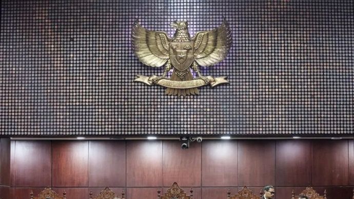 Arsip - Ketua Mahkamah Konstitusi (MK) Suhartoyo (tengah) didampingi Wakil Ketua Saldi Isra (kedua kiri), Hakim Konstitusi Daniel Yusmic P Foekh (kiri), Enny Nurbaningsih (kedua kanan), dan M. Guntur Hamzah (kanan) memimpin sidang pengucapan putusan atau ketetapan uji materiil terhadap 22 permohonan di Gedung Mahkamah Konstitusi, Jakarta, Kamis, 15 Oktober 2026.