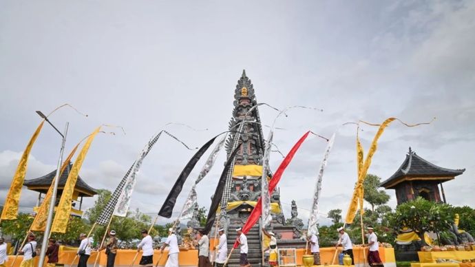 Arsip - Pemangku dan penganyar melakukan ritual pradaksina di Pura Agung Jagadnatha Wana Kertha, Palu, Rabu, 18 Maret 2025. Pradaksina adalah ritual mengelilingi tempat suci dan menjadi simbol pembersihan alam dari berbagai penjuru sekaligus bentuk penghormatan dan pemuliaan umat kepada Ida Sang Hyang Widhi menjelang penyepian. 
