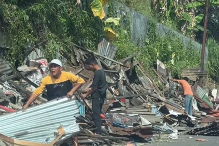 Usai Kios di Puncak Dibongkar Paksa Pedagang Sibuk Ambil Puing puing