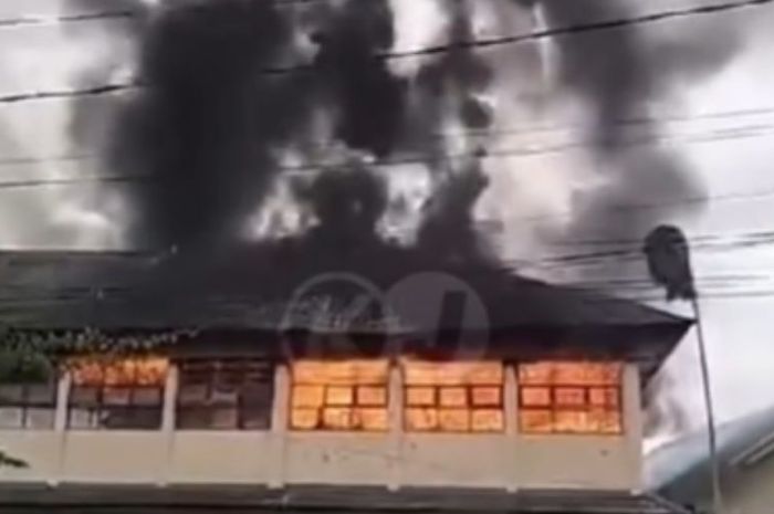 Gedung SMP Kebakaran, Kepulan Asap Membumbung Tinggi - Ntvnews.id