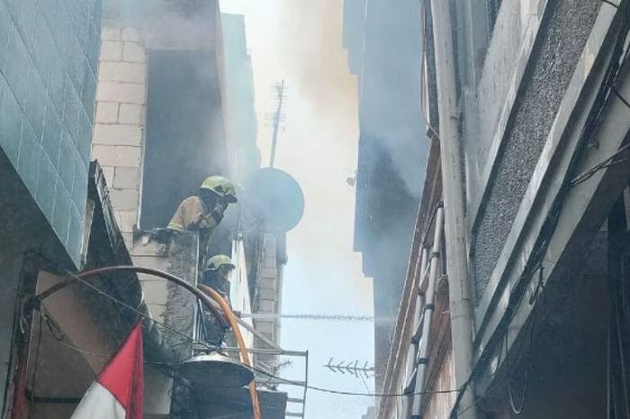 Kebakaran Rumah di Jakarta Utara, Asap Membumbung Tinggi - Ntvnews.id
