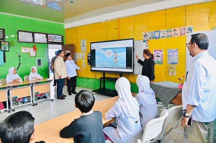 Prabowo Saksikan Demonstrasi Pembelajaran dengan Teknologi Smart Board - Ntvnews.id