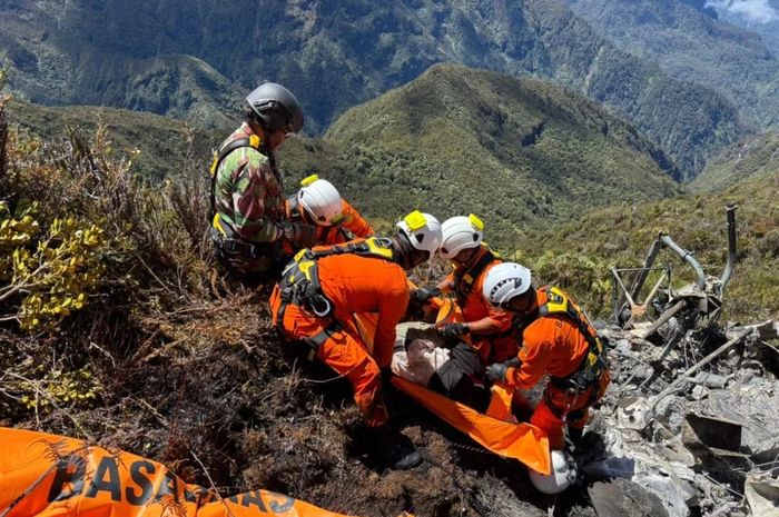 Dalam Kondisi Medan Curam dan Cuaca Buruk, Evakuasi Korban Helikopter Papua Tertunda