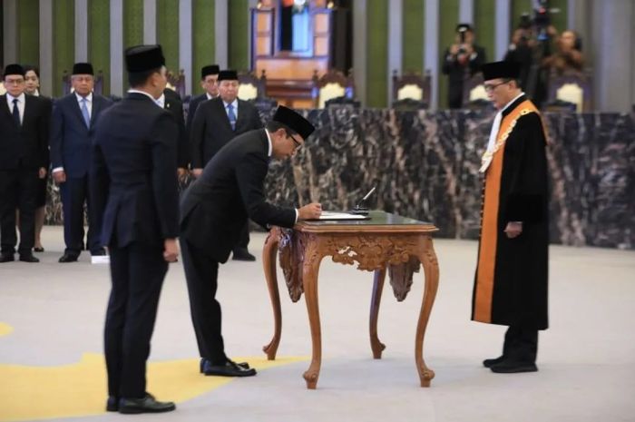 Deputi Gubernur Bank Indonesia (BI) Juda Agung dilantik sebagai Anggota Dewan Komisioner OJK Ex-officio Bank Indonesia di Gedung MA Jakarta, Selasa 23 September 2025. (ANTARA/HO-OJK)