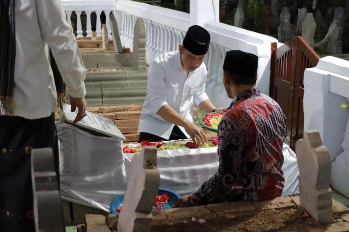 Wakil Presiden Gibran Rakabuming berziarah ke makam ulama besar K.H. Abbas Buntet di kompleks Pemakaman Gajah Ngambung, Pondok Buntet Pesantren, Desa Mertapada Kulon, Kecamatan Astanajapura, Kabupaten Cirebon, Jawa Barat, Kamis, 23 Oktober 2025. ANTARA/HO-Sekretariat Wakil Presiden