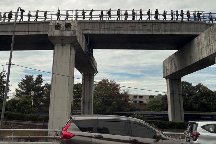 LRT Jabodebek Alami Gangguan Teknis, Penumpang Jalan Disamping Rel untuk ke Stasiun Terdekat