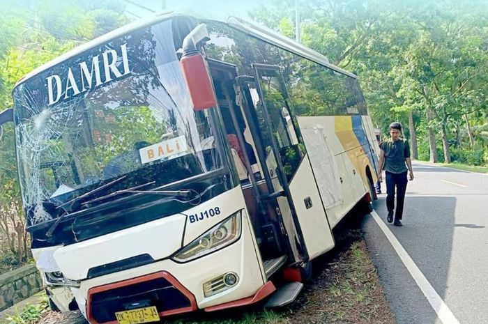 Kecelakaan tunggal menimpa sebuah bus Damri trayek antarkota antarprovinsi (AKAP) di Jalan Umum Denpasar–Gilimanuk, Banjar Tetelan, Desa Candikusuma, Kecamatan Melaya, Jembrana, pada Jumat (24/10) sore.