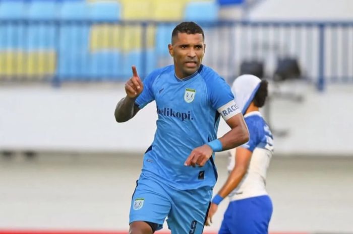 Pesepak bola Persela Lamongan Alberto “Beto” Goncalves (tengah) melakukan selebrasi usai mencetak gol penyeimbang ke gawang PSIS Semarang pada laga lanjutan Pegadaian Championship Liga 2 2025/2026 di Stadion Surajaya Lamongan, Jawa Timur, Jumat 31 oktober 2025. (ANTARA/HO-Tim Persela)