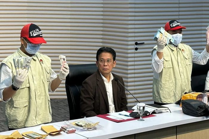 Kasus Gubernur Riau, KPK Sita Dokumen Pergeseran Anggaran Usai Geledah  Dinas PUPR - Ntvnews.id