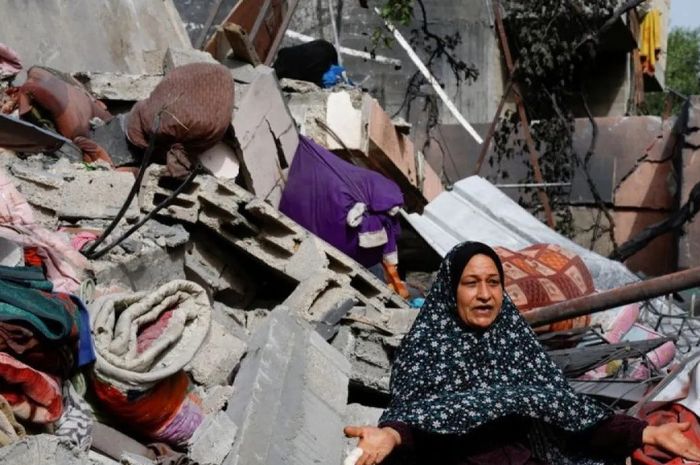 Seorang wanita duduk di dekat puing-puing sebuah bangunan yang hancur akibat serangan udara Israel di Jalur Gaza, 12 Mei 2023. Kantor Hak Asasi Manusia Perserikatan Bangsa-Bangsa (PBB) menyatakan kekhawatiran atas serangan Israel di Gaza yang menewaskan sedikitnya 25 warga Palestina, termasuk perempuan dan anak-anak. ANTARA FOTO/REUTERS/Mohammed Salem/tom.