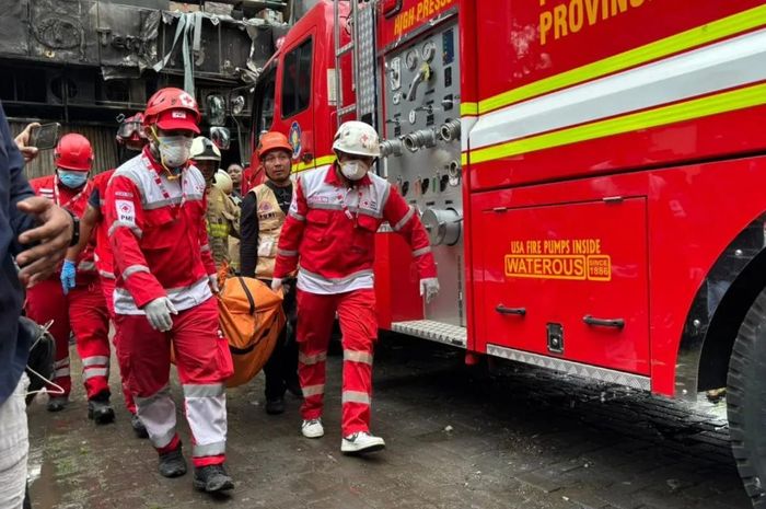 Petugas saat mengevakuasi jenazah korban kebakaran di Jakarta, Selasa 9 Desember 2025. ANTARA/Khaerul Izan