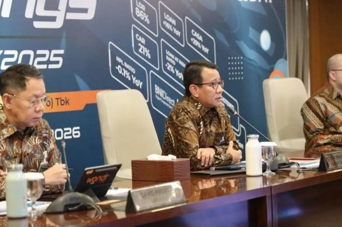 Dokumentasi - Direktur Utama BNI Putrama Wahju Setyawan (tengah) menyampaikan paparan dalam sebuah kesempatan di Jakarta. (ANTARA/HO-BNI)