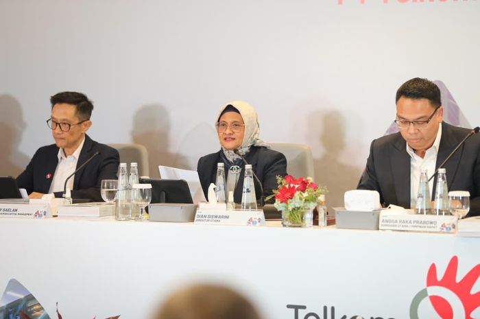 Komisaris Utama Telkom Angga Raka Prabowo (paling kanan), Direktur Utama Telkom Dian Siswarini (tengah), Direktur Human Capital Management Telkom Willy Saelan (paling kiri) dalam agenda RUPS Tahunan tahun buku 2025.